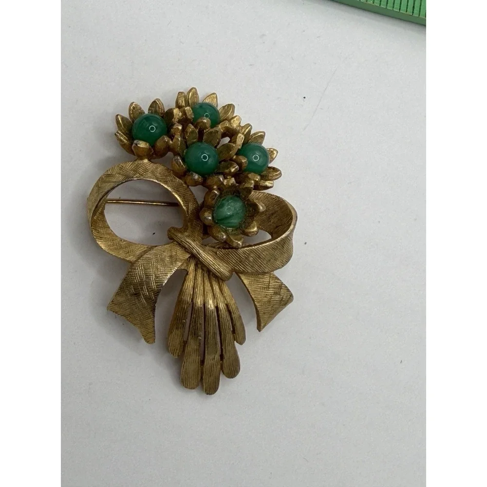 Vintage Gold Tone Flower‎ Brooch With Jade Colored Stamens Mcm